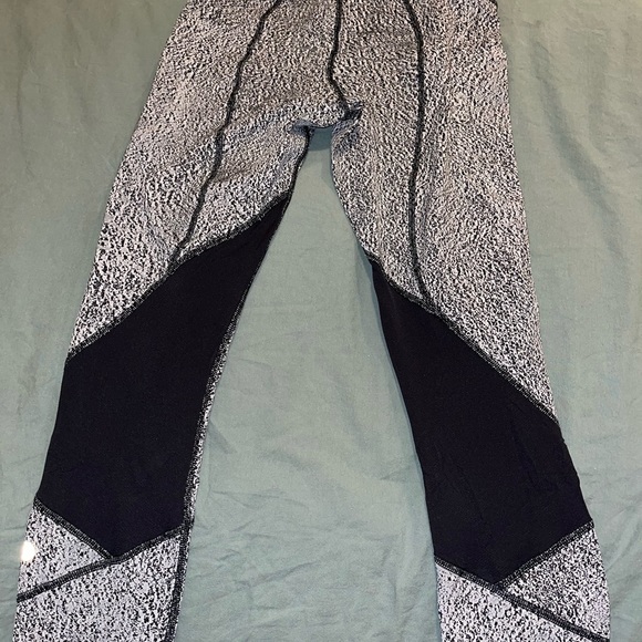 Lululemon Crop Legging. Size 6 - Picture 3 of 8